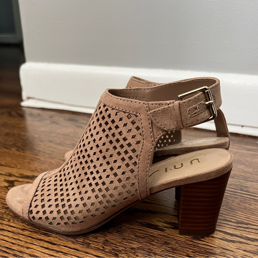 Uncio peep toe heel bootie